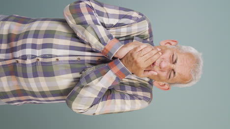 Vertical-video-of-Man-with-toothache.